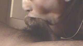 Блондинка з проколотим язиком жадібно анал відео мастурбує на дивані