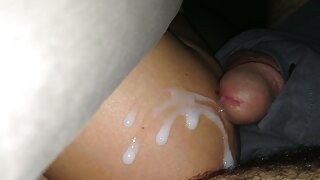 Брюнетка Міка Бі насолоджується стимуляцією своєї мокрої відео секс згвалтування кицьки