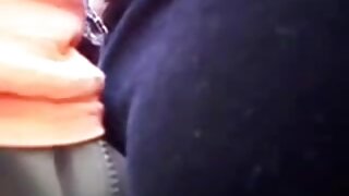 Пишногруді Збочені порно відео в туалеті лесбіянки радісно грають з величезними цицьками один одного