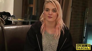 Сором'язлива блондиночка робить першу секс відео українською глибоку глотку своєму ревучому жорстокому хлопцеві